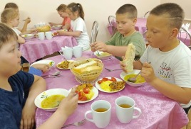 Сегодня на обеде в «Причале» — рыба, тушенная в томате с овощами!